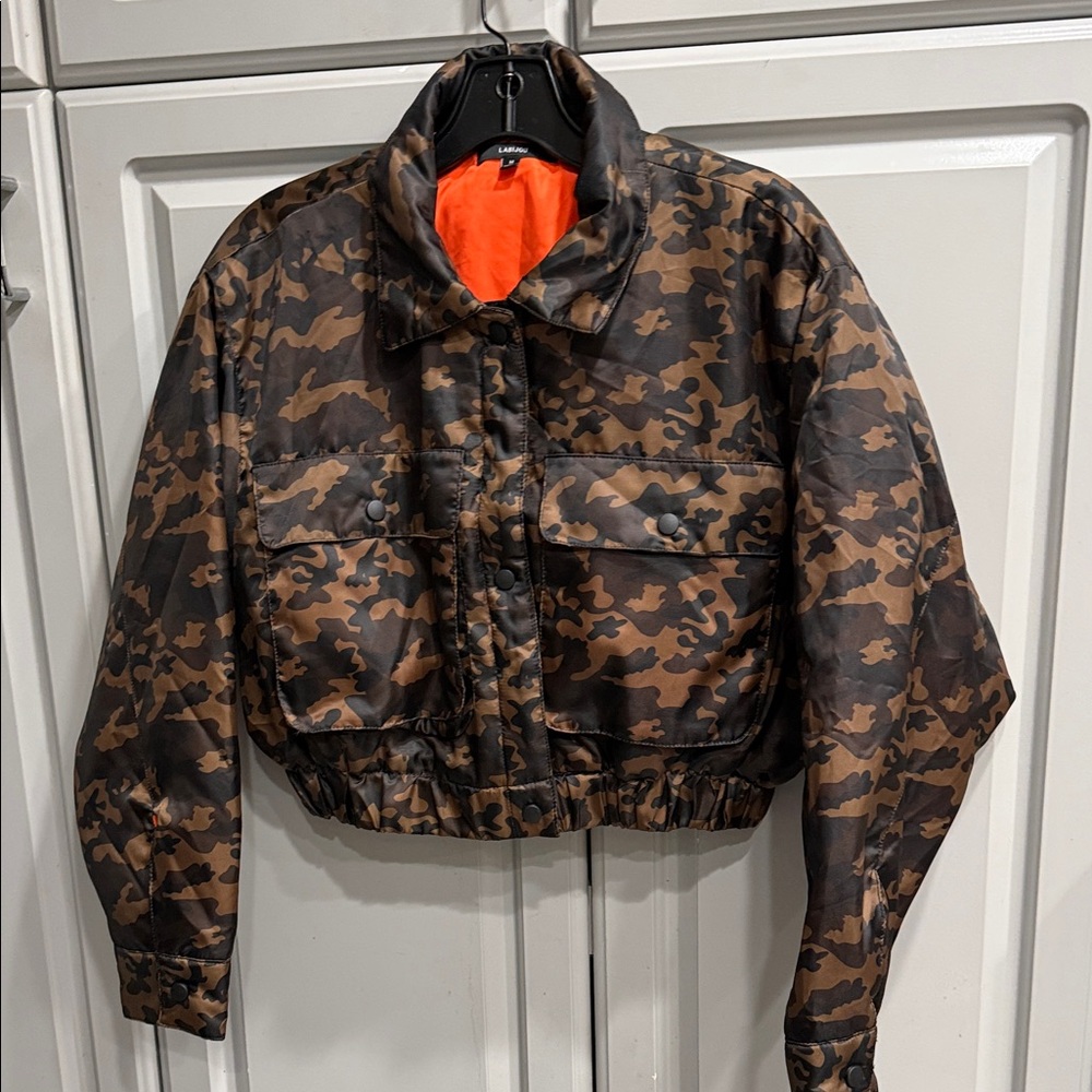 LABIJOU Camouflage Cropped Jacket Breast Pockets Snap Close Elastic Band Waist